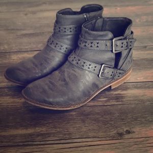 Grey zippers booties